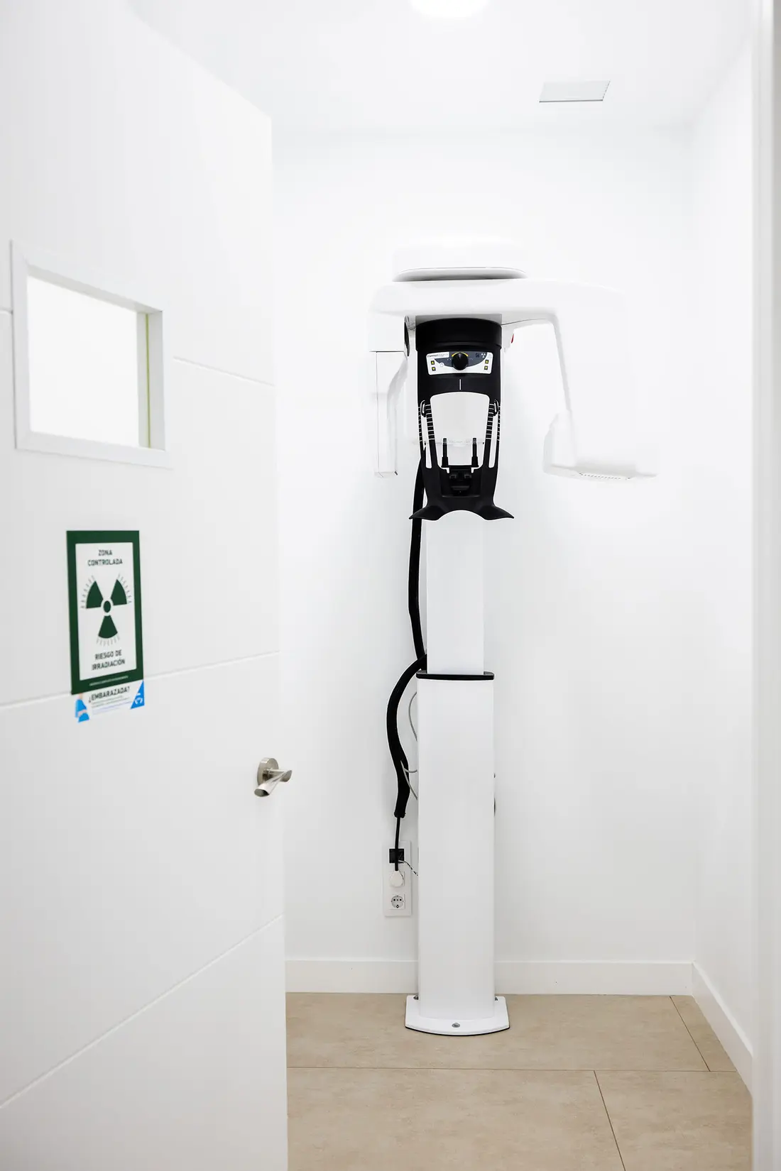 El equipo de tomografía (CBCT) en su sala